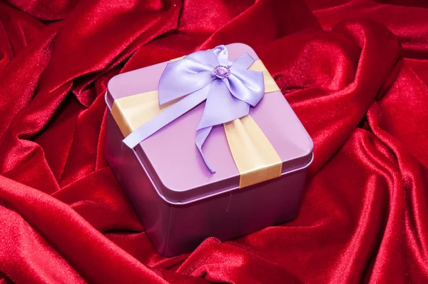 Bir kutu hediye — Stok fotoğraf