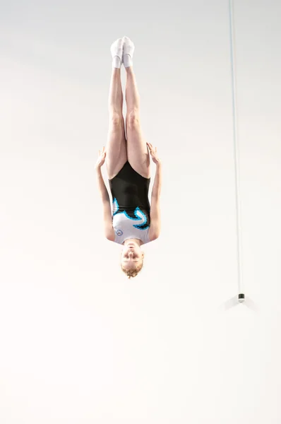 Orenburg, russland - 19. April 2016: Mädchen messen sich beim Trampolinspringen. — Stockfoto