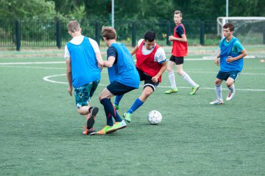 Orenburg, Rusya Federasyonu - 9 Temmuz 2016: çocuklar futbol oynamak
