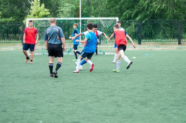 Orenburg, Rusya Federasyonu - 9 Temmuz 2016: çocuklar futbol oynamak