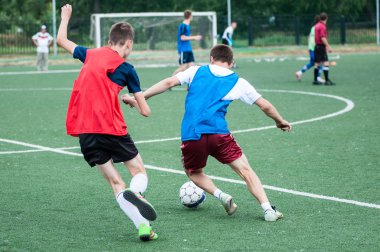 Orenburg, Rusya Federasyonu - 9 Temmuz 2016: çocuklar futbol oynamak