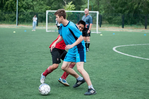 Orenburg, Rusia - 9 Juli 2016: Anak laki-laki bermain sepak bola — Stok Foto