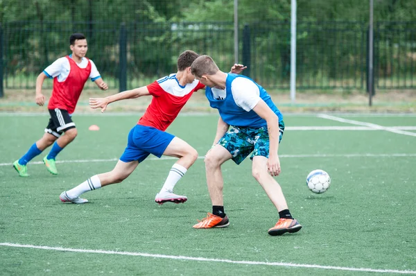 Orenburg, Rusia - 9 de julio de 2016: Los chicos juegan al fútbol —  Fotos de Stock