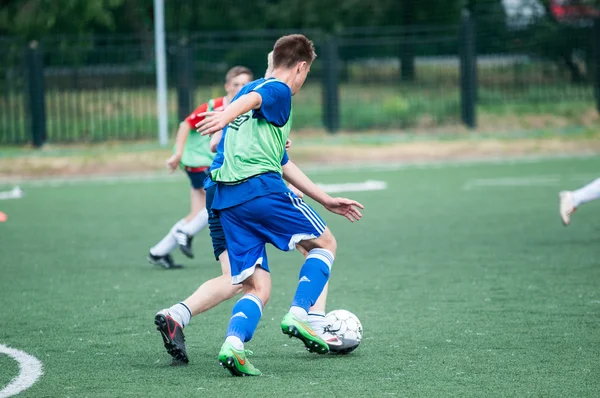 Orenburg, Ryssland - 9 juli 2016: pojkarna spela fotboll — Stockfoto