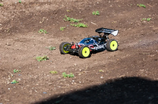 Orenburg, Federacja Rosyjska - 20 sierpnia 2016: amatorów samochód sportowy model rywalizować na torze off-road — Zdjęcie stockowe