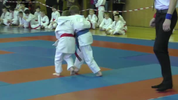 Orenburg, russland - 13. februar 2016: kinder messen sich im jiu-jitsu — Stockvideo