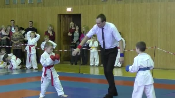 Orenburg, Rusland - 13 februari 2016: kinderen concurreren in jiu-jitsu — Stockvideo