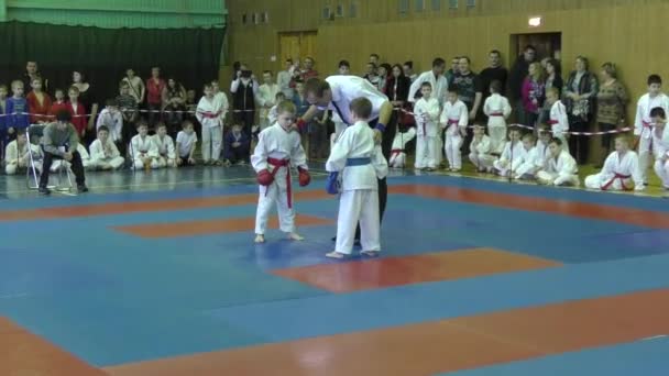 Orenburg, Rusia - 13 de febrero de 2016: Los niños compiten en jiu-jitsu — Vídeo de stock