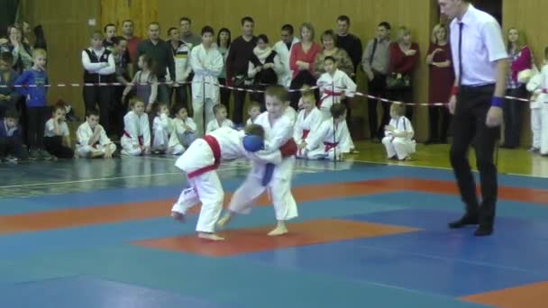 Orenburg, Rusland - 13 februari 2016: kinderen concurreren in jiu-jitsu — Stockvideo