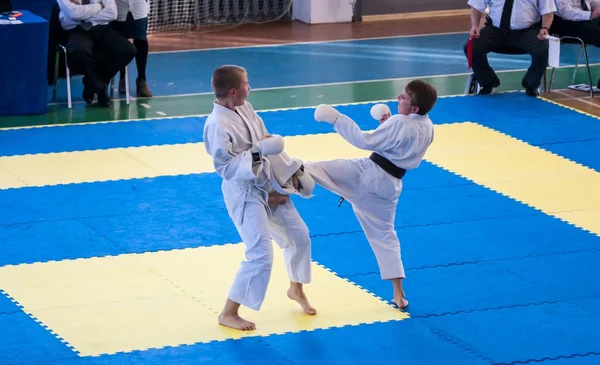 Orenburg, Russia - 28 novembre 2015: I ragazzi gareggiano nel karate — Foto Stock