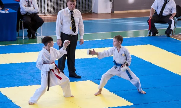 Orenburg, Federacja Rosyjska - 28 listopada 2015: chłopcy konkurować w karate — Zdjęcie stockowe