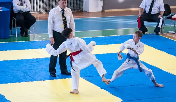 Orenburg, Rusia - 28 de noviembre de 2015: Los niños compiten en karate — Foto de Stock