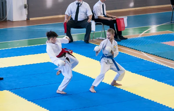 Orenburg, Rusko - 28 listopadu 2015: chlapci soutěží v karate — Stock fotografie