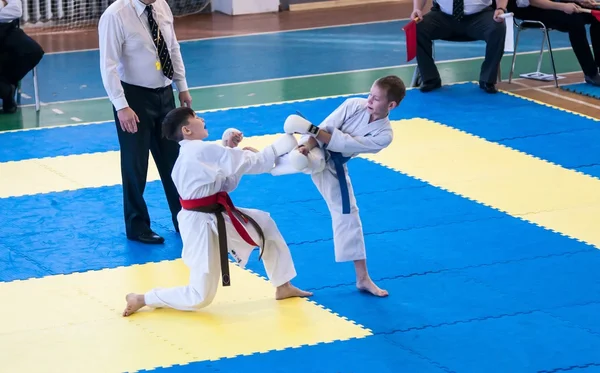 Orenburg, Russia - 28 novembre 2015: I ragazzi gareggiano nel karate — Foto Stock