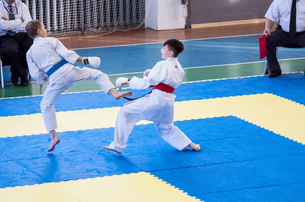 Orenburg, Russia - 28 novembre 2015: I ragazzi gareggiano nel karate — Foto Stock