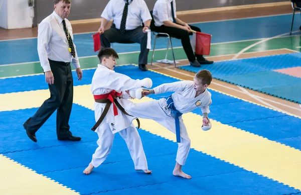Orenburg, Rusia - 28 de noviembre de 2015: Los niños compiten en karate —  Fotos de Stock