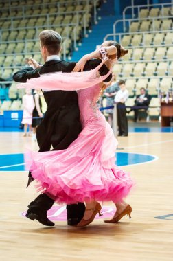 Orenburg, Rusya Federasyonu - 24 Mayıs 2015: kız ve erkek dans