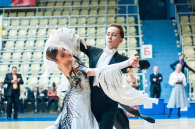 Orenburg, Rusya Federasyonu - 24 Mayıs 2015: kız ve erkek dans