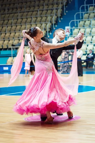 Όρεμπουργκ, Ρωσία - 24 Μαΐου 2015: κορίτσι και αγόρι χορό — Φωτογραφία Αρχείου
