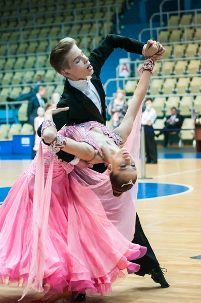 Orenburg, Russia - 24 maggio 2015: Ragazza e ragazzo che ballano — Foto Stock