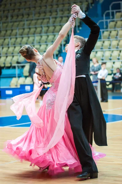 奥伦堡，俄罗斯-2015 年 5 月 24 日︰ 女孩和男孩跳舞 — 图库照片