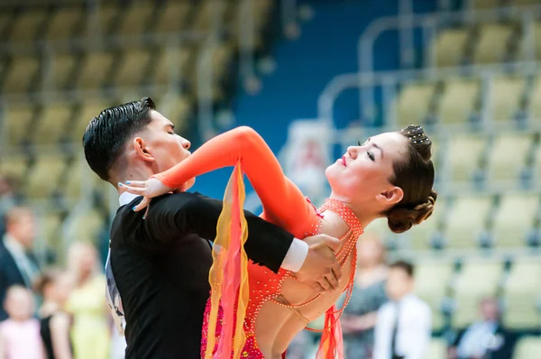 Orenburg, russland - 24. mai 2015: mädchen und junge tanzen — Stockfoto