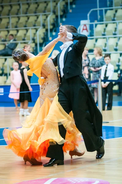 Orenburg, Rusia - 24 de mayo de 2015: Baile de niñas y niños — Foto de Stock