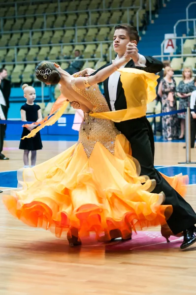 Orenburg, russland - 24. mai 2015: mädchen und junge tanzen — Stockfoto