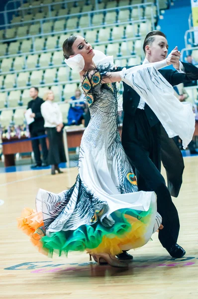 奥伦堡，俄罗斯-2015 年 5 月 24 日︰ 女孩和男孩跳舞 — 图库照片