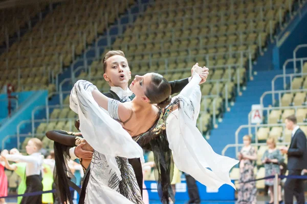 オレンブルク, ロシア連邦 - 2015 年 5 月 24 日: 女の子と男の子のダンス — ストック写真
