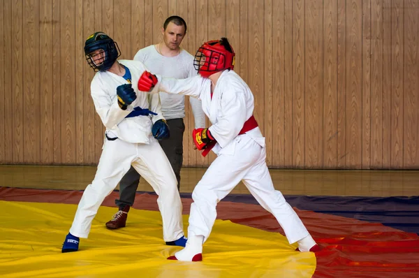 Orenburg, russland - 14. mai 2016: die jungs messen sich im hand-to-hand fight — Stockfoto