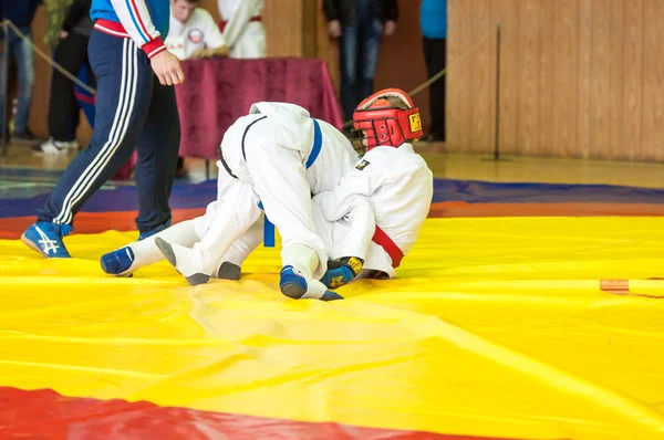 Orenburg, Russia - 14 May 2016: The boys compete in hand-to-hand fight — Stock Photo, Image