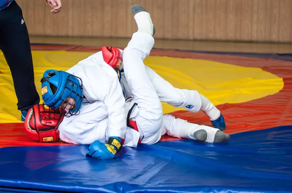 Orenburg, russland - 14. mai 2016: die jungs messen sich im hand-to-hand fight — Stockfoto