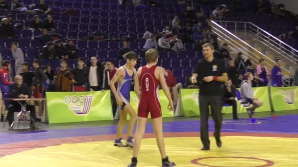 Orenburg, Rússia - 28 de janeiro de 2016: Meninos competem no freestyle wrestling — Vídeo de Stock