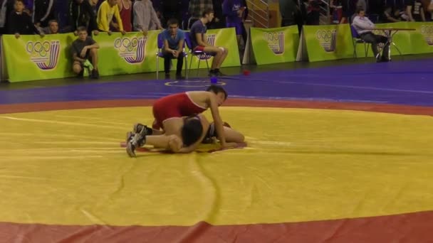 Orenburg, Rússia - 28 de janeiro de 2016: Meninos competem no freestyle wrestling — Vídeo de Stock