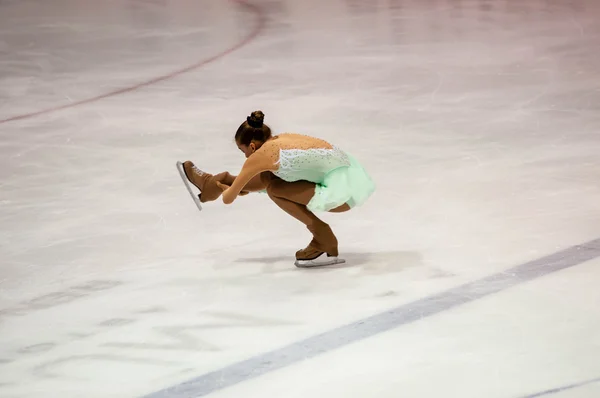 Orenburg, Rusia - 26.03.2016: Competiciones niñas patinadora artística . —  Fotos de Stock
