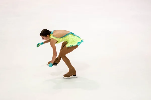 Orenburg, Rusia - 26.03.2016: Competiciones niñas patinadora artística . —  Fotos de Stock