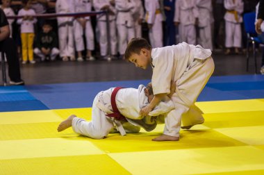 Orenburg, Rusya Federasyonu - 16 Nisan 2016: Boys rekabet Judo