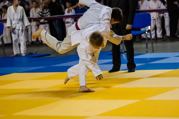 Orenburg, Rusia - 16 April 2016: Anak laki-laki berkompetisi di Judo — Stok Foto