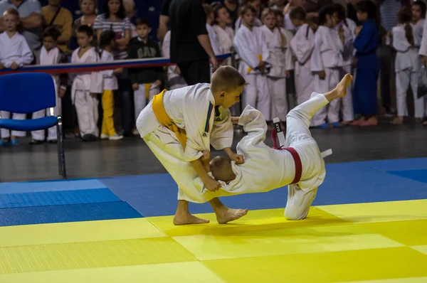 Orenburg, Rusia - 16 aprilie 2016: Băieții concurează la Judo — Fotografie, imagine de stoc