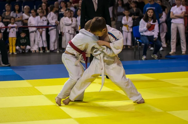 Orenburg, Russia - 16 aprile 2016: I ragazzi gareggiano nel Judo — Foto Stock