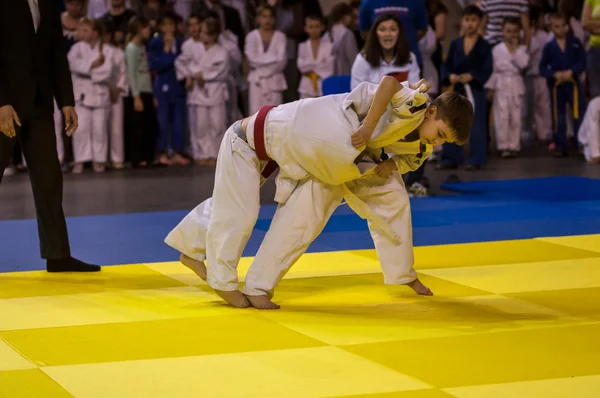 Orenburg, russland - 16 april 2016: jungs messen sich im judo — Stockfoto