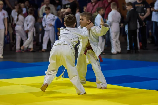 Orenburg, Rusko - 16 dubna 2016: chlapci soutěží v judu — Stock fotografie