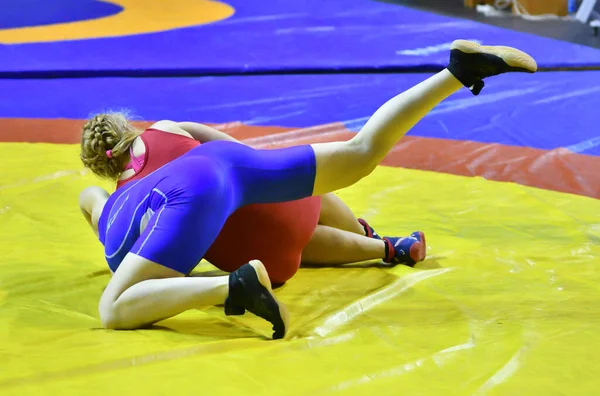 ロシアのオレンブルク 2017年10月25日 26日 女の子はオレンブルク地方知事賞のための全ロシア大会でスポーツレスリングに出場します — ストック写真