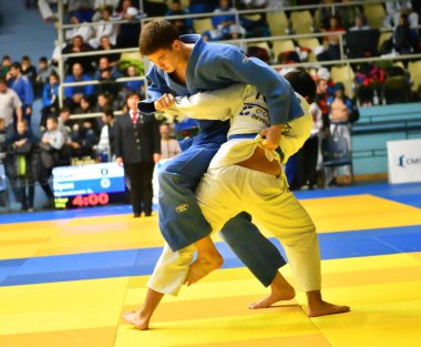 Orenburg, Rusya Federasyonu - 21 Ekim 2017: Boys V. S. Çernomirdin anısına adanmış kız ve erkek çocuklar arasında tüm Rus Judo turnuvasında Judo rekabet 