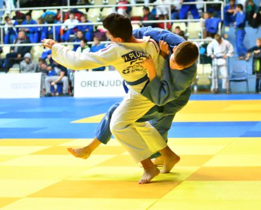 Orenburg, Rusya Federasyonu - 21 Ekim 2017: Boys V. S. Çernomirdin anısına adanmış kız ve erkek çocuklar arasında tüm Rus Judo turnuvasında Judo rekabet 
