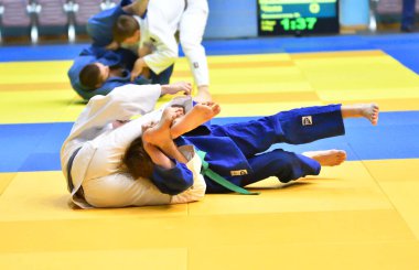Orenburg, Rusya Federasyonu - 21 Ekim 2017: Boys V. S. Çernomirdin anısına adanmış kız ve erkek çocuklar arasında tüm Rus Judo turnuvasında Judo rekabet 