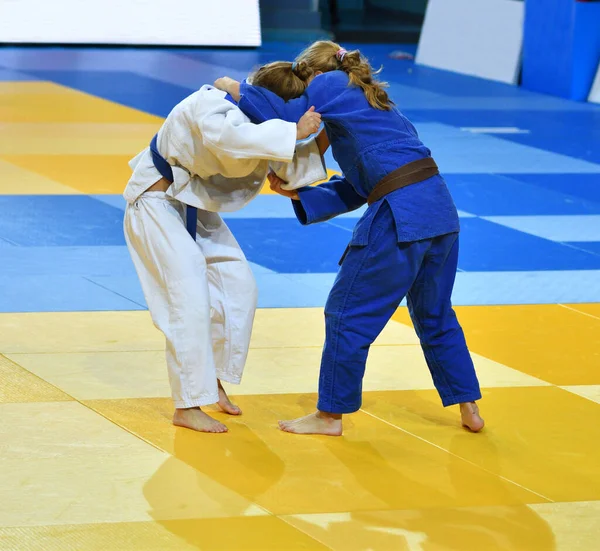 Dvě Dívky Judoka Kimonu Soutěžit Tatami — Stock fotografie