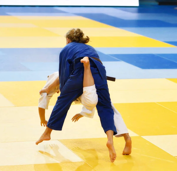 Dwie Dziewczyny Judoka Kimono Rywalizują Tatami — Zdjęcie stockowe