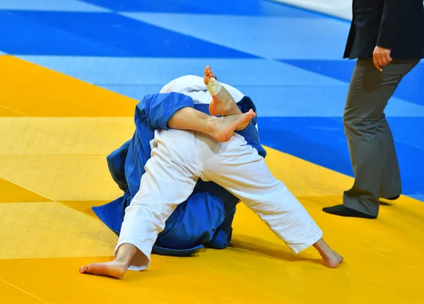 Dos Chicas Judoka Kimono Compiten Tatami —  Fotos de Stock